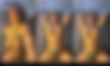 Büyük Memeli Dildonun Üzerine Oturdu