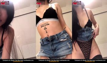 Kız üvey kardeşin seksi karnına anal seks yapıyor Posteri