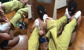 Beyaz spor ayakkabılar yemesi gereken siyahi atletler var. Posteri