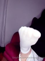 Beyaz pamukla döşenmiş, ayak öpülesi.