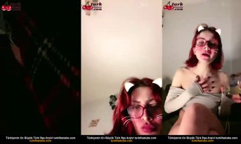 Sevgili Lolita Kızın Yanında Eğlenceli Kapıcık Yayında Posteri