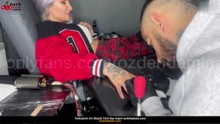 Yazan Porno HD Damla, Dövme Yapan Kızın Sikişi Posteri