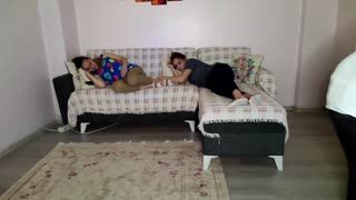 EVE GİREN PIRA BAŞINA NELER GELECEĞİNDEN HABERSİZ Posteri