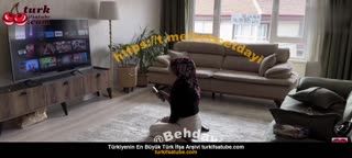 üvey kardeş kız üvey kardeşin tek başına evde temizliğe başladı Posteri