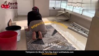 Her telden ifşa, halının temizlenmesi sırasında eteği ıslandı Posteri