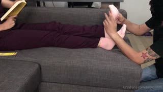 Hastanın altından kalktıktan sonra bana dikkat etmiyor o siksi köleyi 1 Posteri