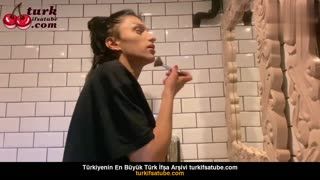 Kadın Tuvaletinde Saksılı Kadın üvey kardeşini Cazibeli Bir Şekilde Yönetiyor Posteri