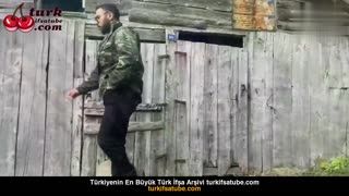 Hira Helis, köydeki elemana saksafon çalıyor, yüzüne patlatıyor Posteri