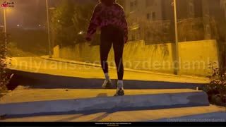 Erotik Konuşmalı Porno Filmi HD - Sıcak Bir Kadın üvey kardeş, Kollarını Döndürüyor ve Arkasında Yalayıp Domuz Gibi Oynuyor Posteri