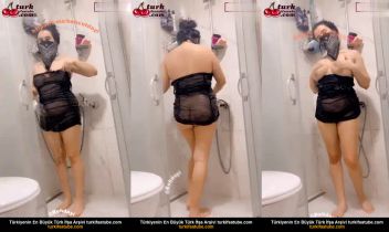 Kıyafetli Lavina Düşükten Vücudu Suluyor Posteri