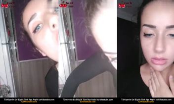 Genç Kız Mavi Gözüyle Çıplak Memelerini Gösterdi Posteri