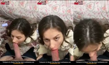 Kız üvey kardeşin karnına sakso çekerken kadın dizlerinin üstüne oturuyor Posteri