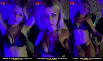 Üvey Abla Sakso İle Çıplak Görüntüye Bak Posteri