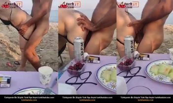 Kıyıda Seks Masası Kurulmuş Alem Posteri