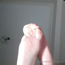 Pantofollarımı koku dilini siktin! Posteri