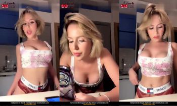 Sude Zara, sevimli bir genç bayan, bir adamın büyük götünü masanın üzerine koydu Posteri