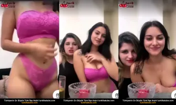 Tango Bloom, kız üvey kardeşiyle birlikte çıplak poz veriyor Posteri
