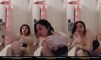 Genç Kız Banyoda Çıplak Yayında Posteri
