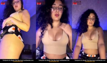 Canlı Yayında Sakso Gözlüklü Bayanın İfşası Posteri