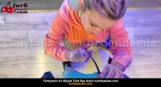 Türk Porno Yıldızı Damla Özden İntihara Uğramış Bir Abla ile Seks Yapıyor Posteri