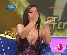 Ebru Gündeş – dikkat çekici anları – Popstar Alaturka, 2008-02-10 - Turkunlu üzerinde izle