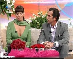 Yeşim Salkım – cesur görüntüleri – Esra Ceyhan'la - Turkunlu üzerinde izle