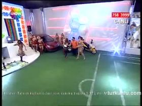 Betül Demir – show görüntüleri – Gol Show - Turkunlu üzerinde izle