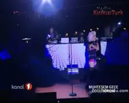 Hande Yener – seksi videoları – Kanal 1 Ödül Törenleri, 2008-08-08 - Turkunlu üzerinde izle