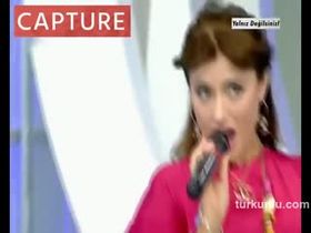 Hilal Cebeci – elbiseli görüntüleri – Yalnız Değilsiniz - Turkunlu üzerinde izle