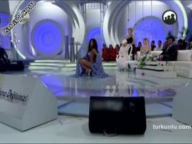 Nuran Sultan – kışkırtıcı anları – Yalnız Değilsiniz - Turkunlu üzerinde izle