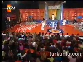 Mehmet Ali Erbil – sıcak anları – Ya Şundadır Ya Bunda - Turkunlu üzerinde izle