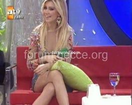 Zeynep Mansur – seksi anları – Ya Şundadır Ya Bunda - Turkunlu üzerinde izle