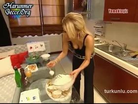 Çiğdem Çelik – seksi videoları – Yemekteyiz - Turkunlu üzerinde izle