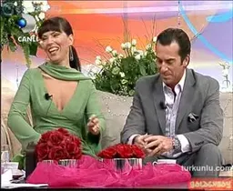 Yeşim Salkım – seksi videoları – Esra Ceyhan'la, 2006-09-21 - Turkunlu üzerinde izle