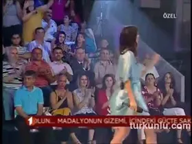 Ebru Destan – dikkat çekici anları – Çarkıfelek - Turkunlu üzerinde izle