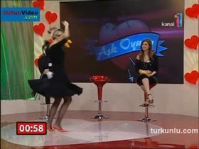 Berna Öztürk – kışkırtıcı anları – Aşk Oyunu - Turkunlu üzerinde izle