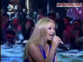 Hadise – show görüntüleri – Beyaz Show, 2011-11-04 - Turkunlu üzerinde izle