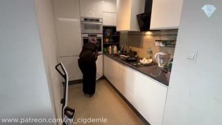 Çiğdemle Hayat - Afrodit Mutfağı Temizliyor 🖤 Posteri