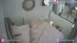 Boyfriend Fisted Her Hard Until She Squirted All Over The Bed — animated preview