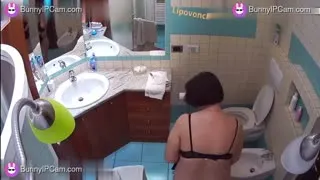 Chubby Milf Shoves Her Big Naked Ass Over The Bidet And Washes Her Fat Pussy — Watch on BunnyIPCam