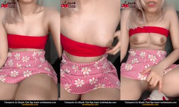 Küçük etekli Wettpolly, gizlice kandırdığı seksi üvey kardeşinin arkasından büyük bir amcık ovaladı Posteri