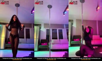 Çıplak Kızın Sakso Yayını Odada Posteri