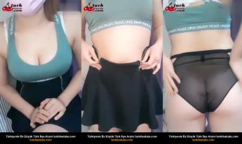 Seksi, güzel, abla ve arkadan gelen kadın kameraya çıplak poz veriyor Posteri