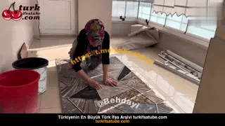 Her telden ifşa, halının temizlenmesi sırasında eteği ıslandı Ön İzleme