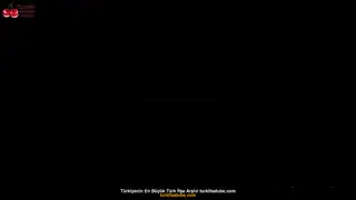 Yardımcı bir asistan, HD Porno Film Adamının penisine kurdela takıyor ve ona hediyeler veriyor Ön İzleme