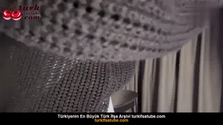 Gökkuşağı Sena Sehpanın üstünde oturup titreyiciyi tuttu Ön İzleme