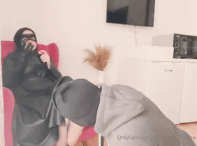 Kesme! Eski sohbet kanalımndan kellese vurma videosu var. Ön İzleme